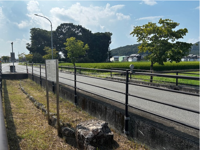 鵤荘勝示石（いかるがのしょうぼうじいし）_左側